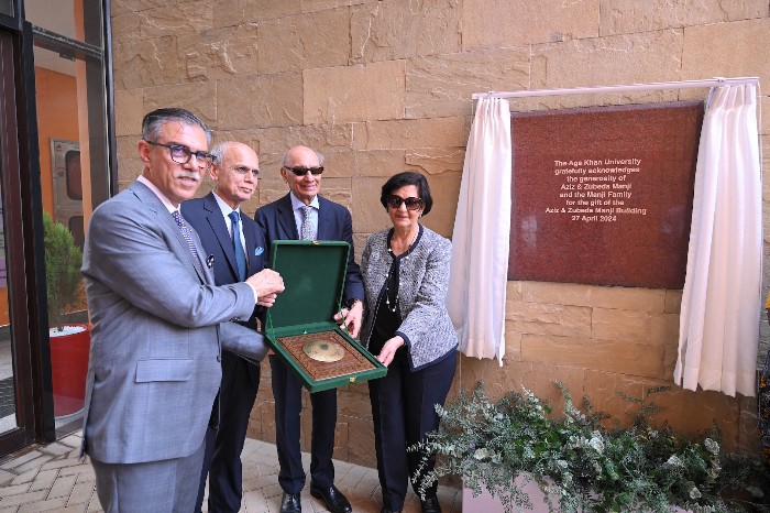Aga Khan University President and Chancellor Dr. Sulaiman Shahabuddin gifts Mr. and Mrs. Manji for their contribution as donors for the Nakawa S_copy_700x466