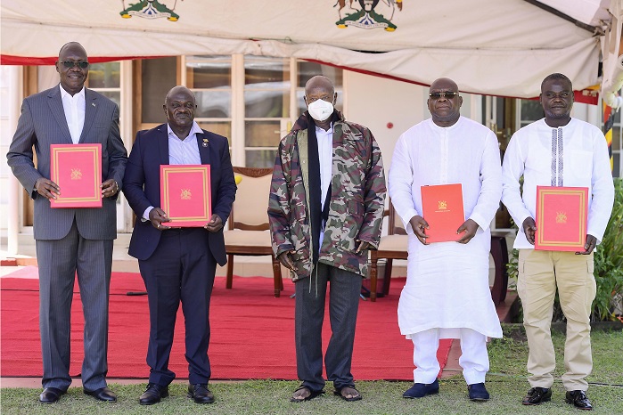 President Museveni poses for a group photograph with the delegations from CAR - South Sudan - Uganda shortly after the signing of the MOUs at th