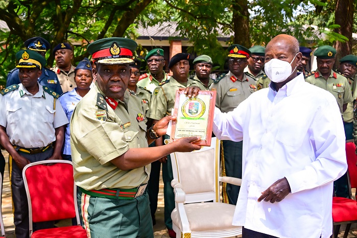 Brig Gen Francis Chakwiya from Zimbabwe National Defence University presents a gift to President Museveni after an opportunity lecture at State